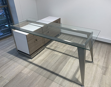 escritorio gerencial de oficina en acero y vidrio